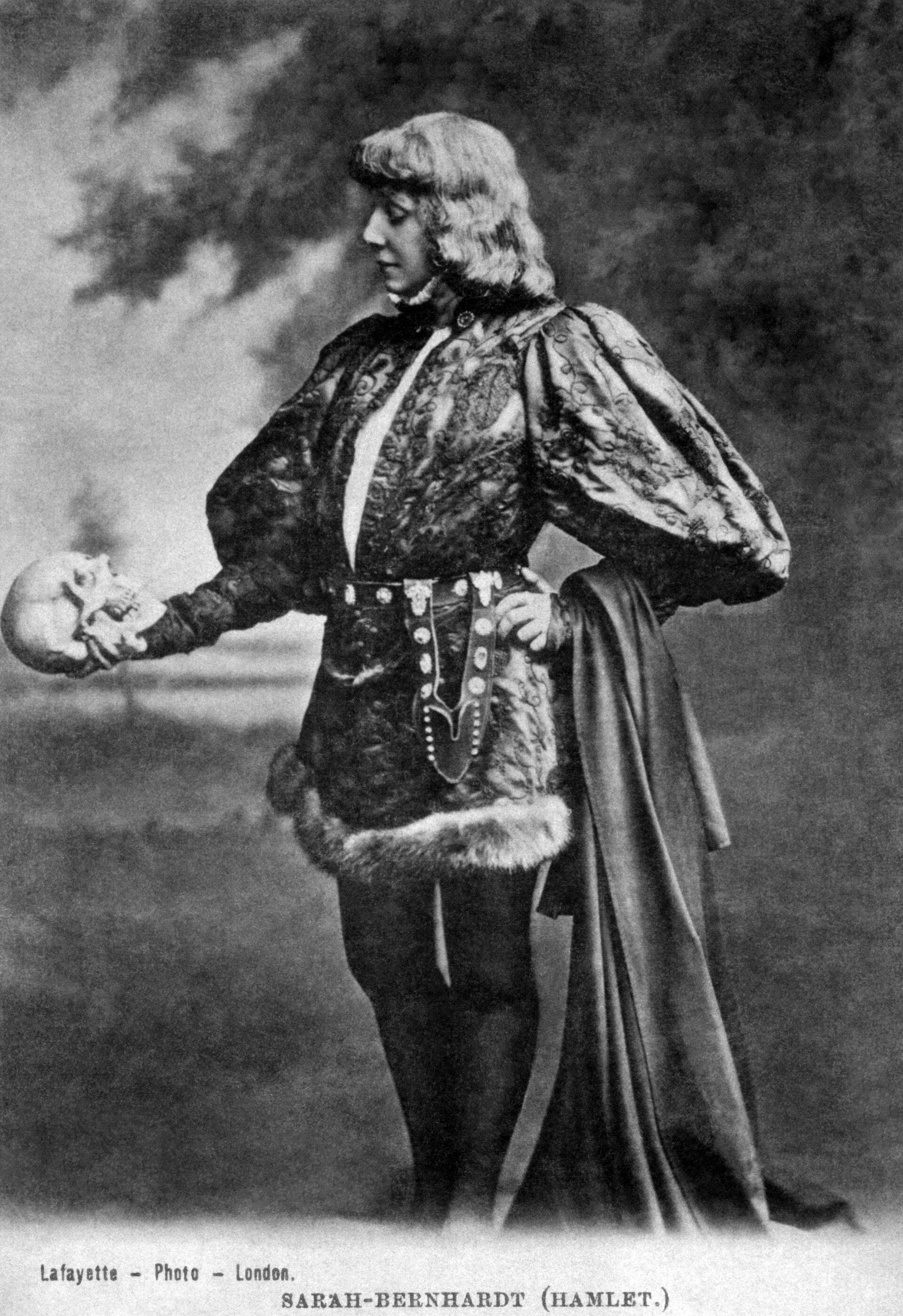 Imagem de referência relacionada a Hamlet, item descrito como fotografia autorretrato performática de Alexandre Mury inspirada no personagem de William Shakespeare
