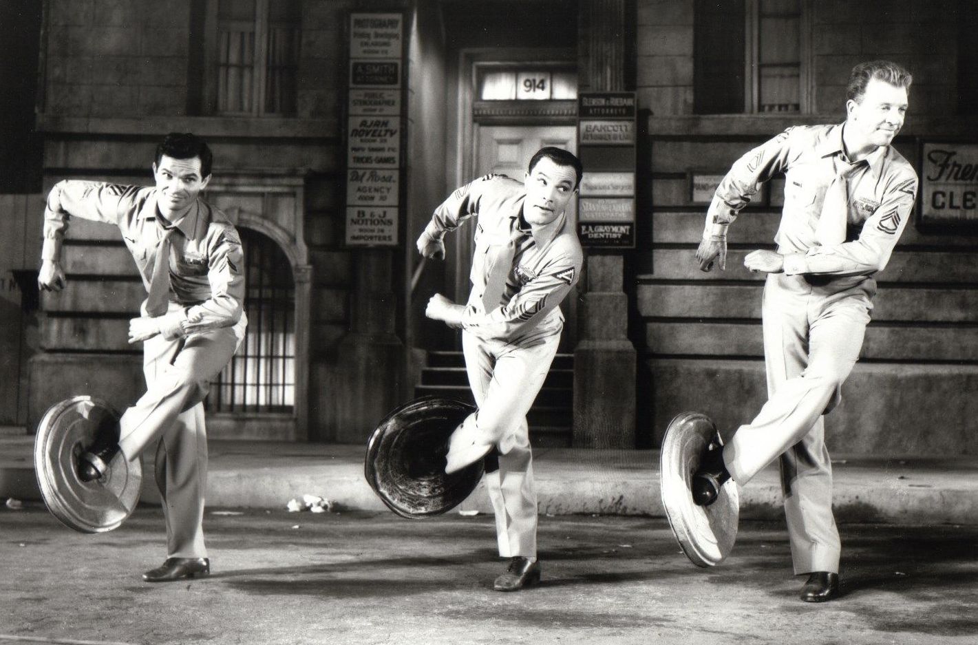 Imagem de referência relacionada a It's Always Fair Weather, item descrito como filme de 1955 dirigido por Stanley Donen e Gene Kelly