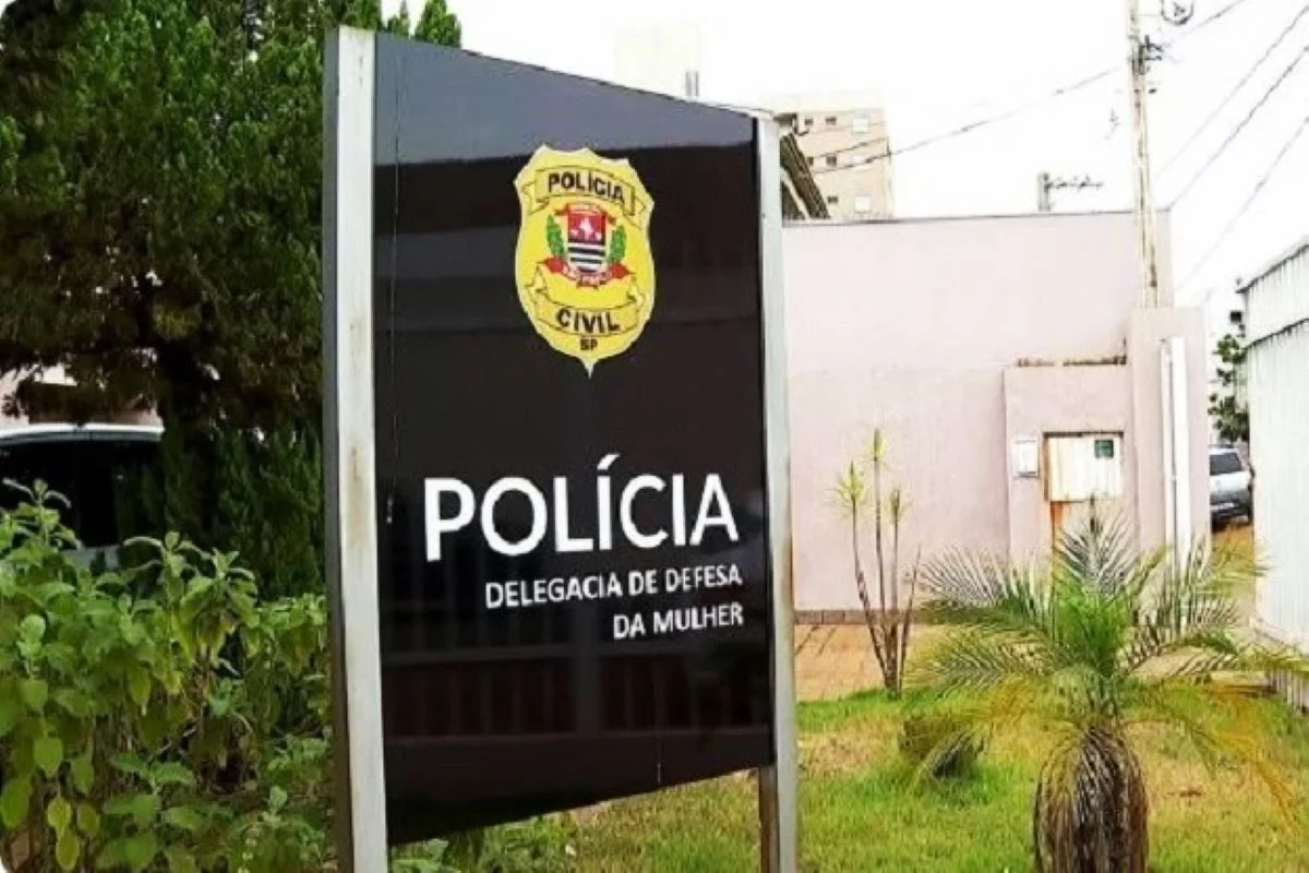 Imagem colorida mostra fachada da Delegacia de Defesa da Mulher (DDM) de Barretos, no interior de São Paulo, que prendeu homem que ateou fogo na casa de duas ex-namoradas - Metrópoles
