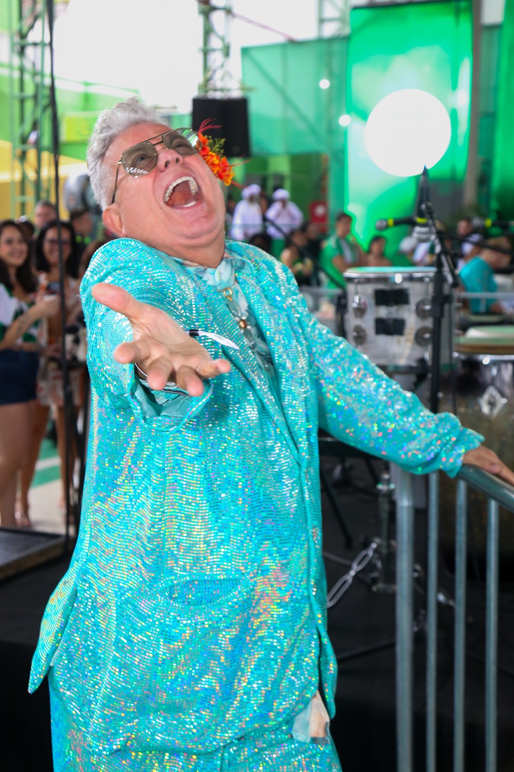 Paolla Oliveira usa verde para coroação como rainha de bateria da Imperatriz Leopoldinense; famosos prestigiam
