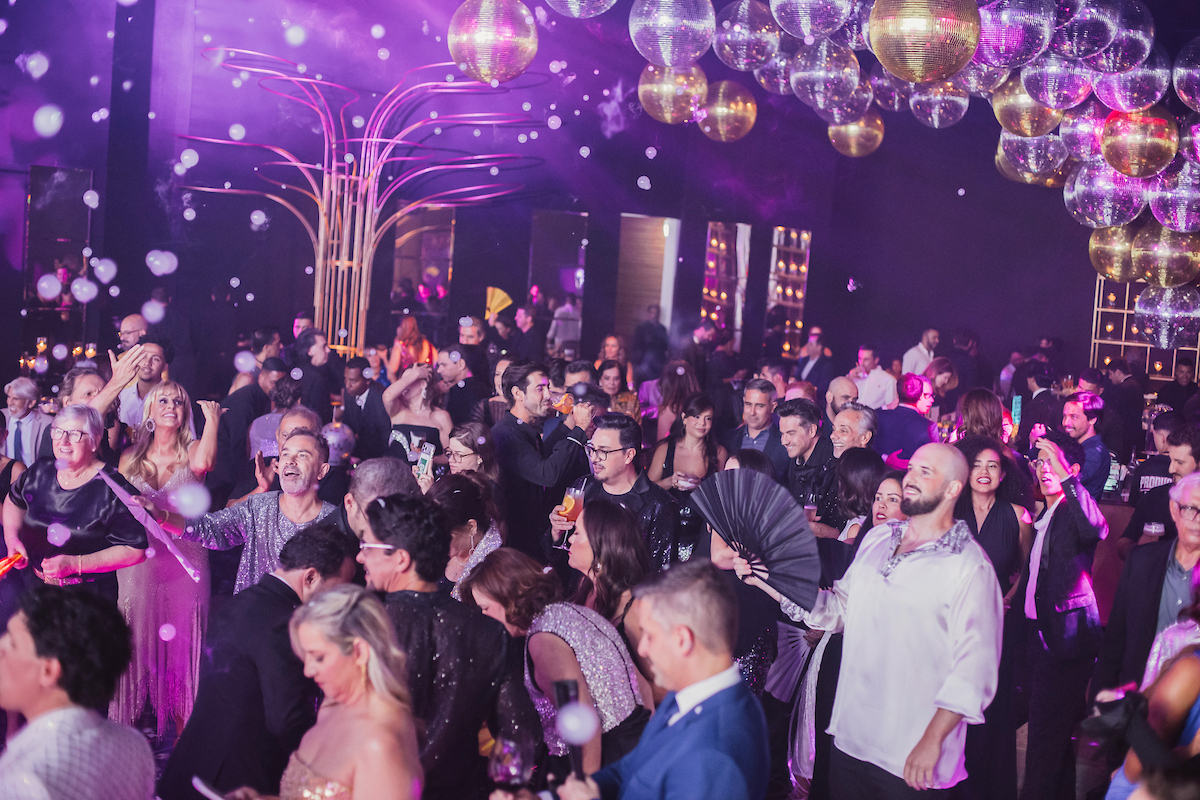 César Serra festeja a chegada dos 60 anos em noite glamourosa e alto astral