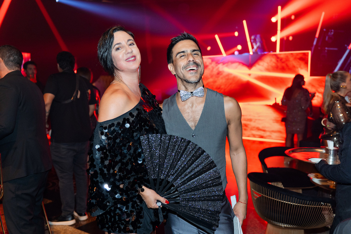 César Serra festeja a chegada dos 60 anos em noite glamourosa e alto astral