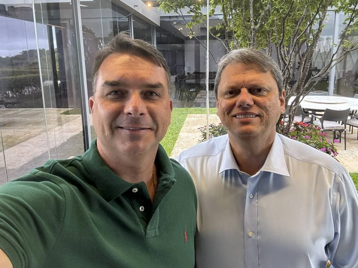 Em Brasília, Tarcísio reforça preparação de Flávio para debate pelo 2° dia