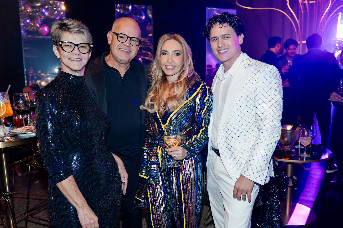 César Serra festeja a chegada dos 60 anos em noite glamourosa e alto astral