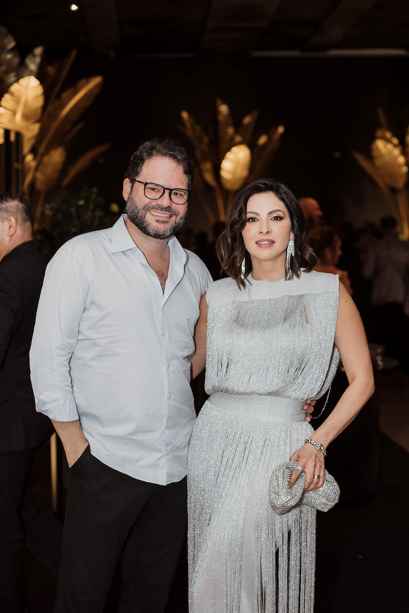 César Serra festeja a chegada dos 60 anos em noite glamourosa e alto astral