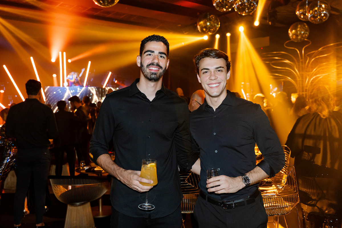 César Serra festeja a chegada dos 60 anos em noite glamourosa e alto astral