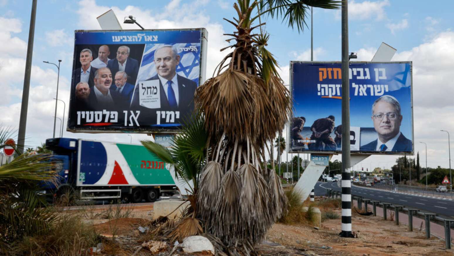 Outdoors com o primeiro-ministro israelense Benjamin Netanyahu, do partido Likud (&agrave; esquerda), e o ministro da Seguran&ccedil;a Nacional de Israel, Itamar Ben-Gvir (&agrave; direita), na entrada de Kiryat Malachi, em Israel, em 20 de outubro de 2026.