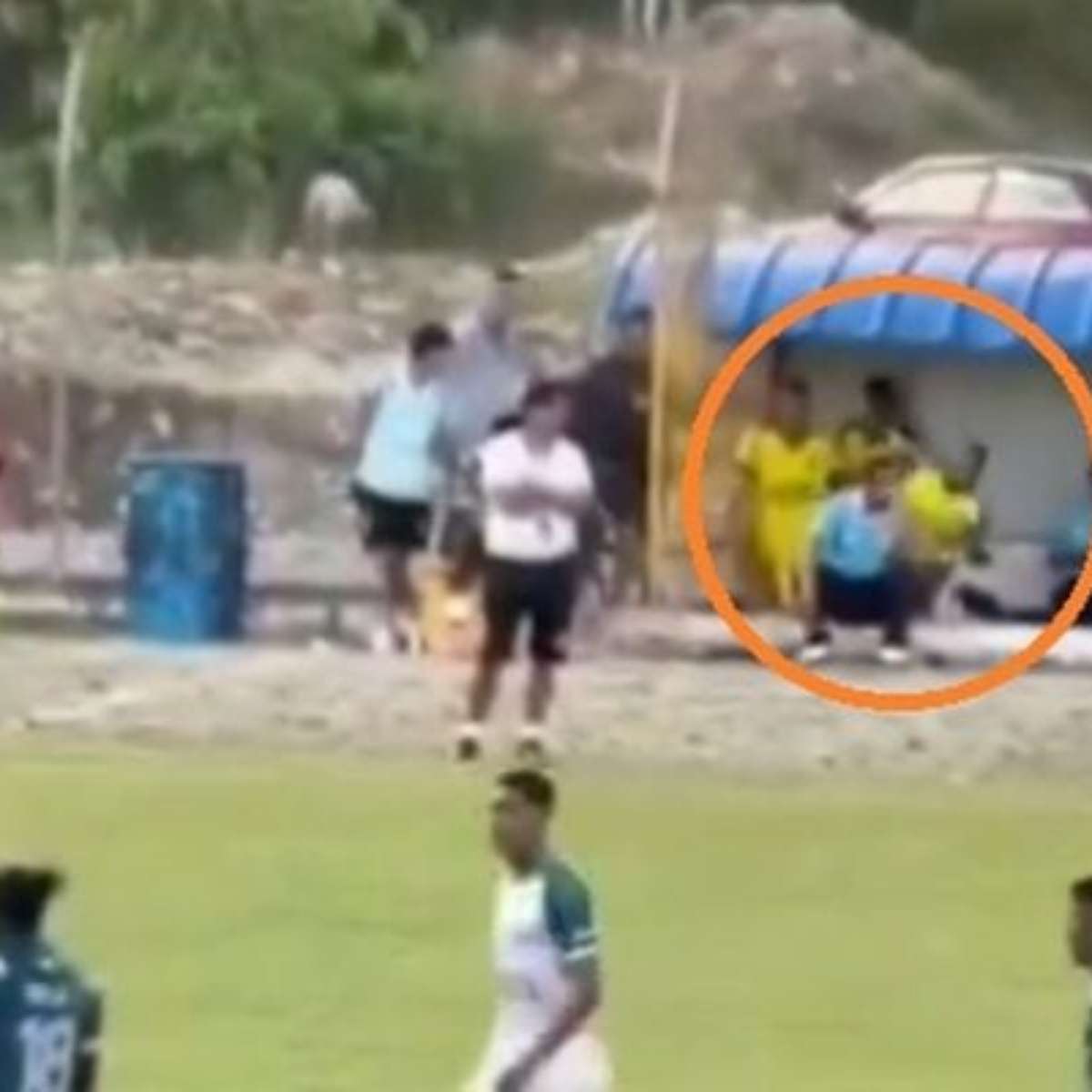 Vídeo: jogador é demitido por apedrejar bandeirinha durante partida