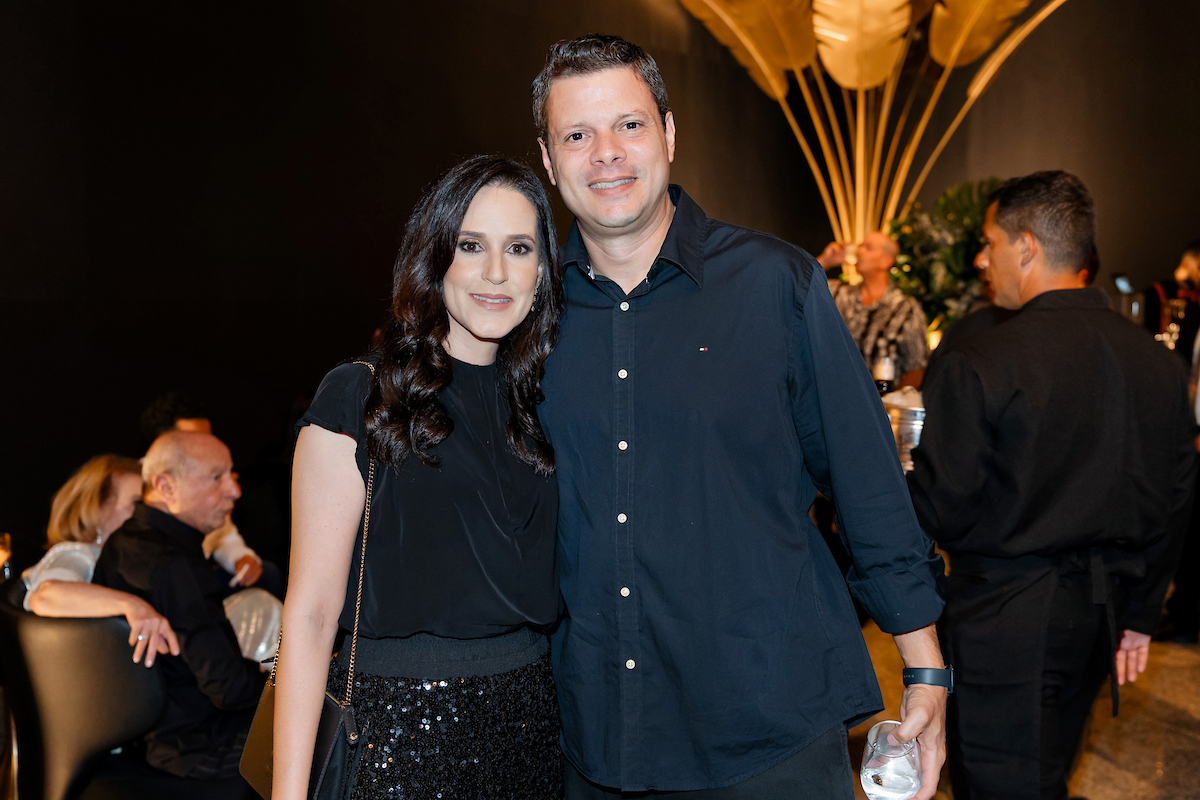 César Serra festeja a chegada dos 60 anos em noite glamourosa e alto astral