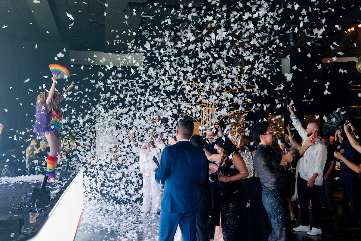 César Serra festeja a chegada dos 60 anos em noite glamourosa e alto astral