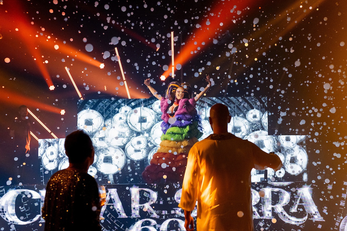 César Serra festeja a chegada dos 60 anos em noite glamourosa e alto astral