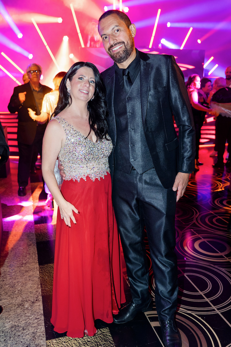 César Serra festeja a chegada dos 60 anos em noite glamourosa e alto astral