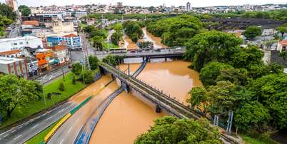 Chuvas atingem v&aacute;rias cidades de S&atilde;o Paulo; na imagem, foto do rio Sorocaba que transbordou neste domingo, 25 Foto: CADU ROLIM/FOTOARENA/ESTAD&Atilde;O CONTE&Uacute;DO