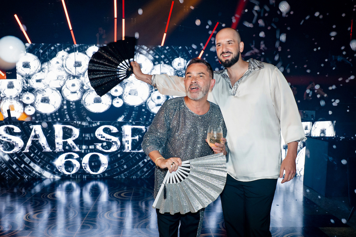 César Serra festeja a chegada dos 60 anos em noite glamourosa e alto astral
