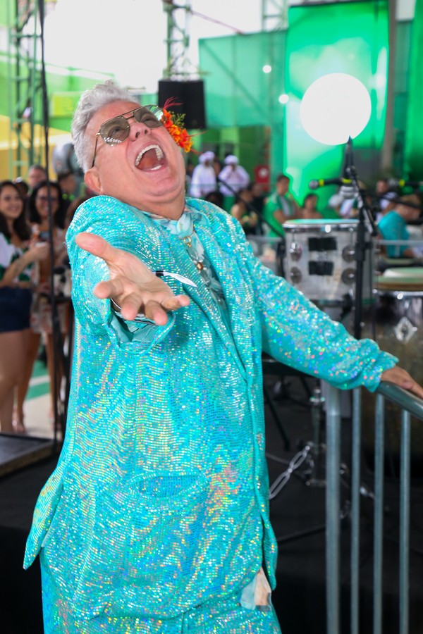 Paolla Oliveira usa verde para coroação como rainha de bateria da Imperatriz Leopoldinense; famosos prestigiam