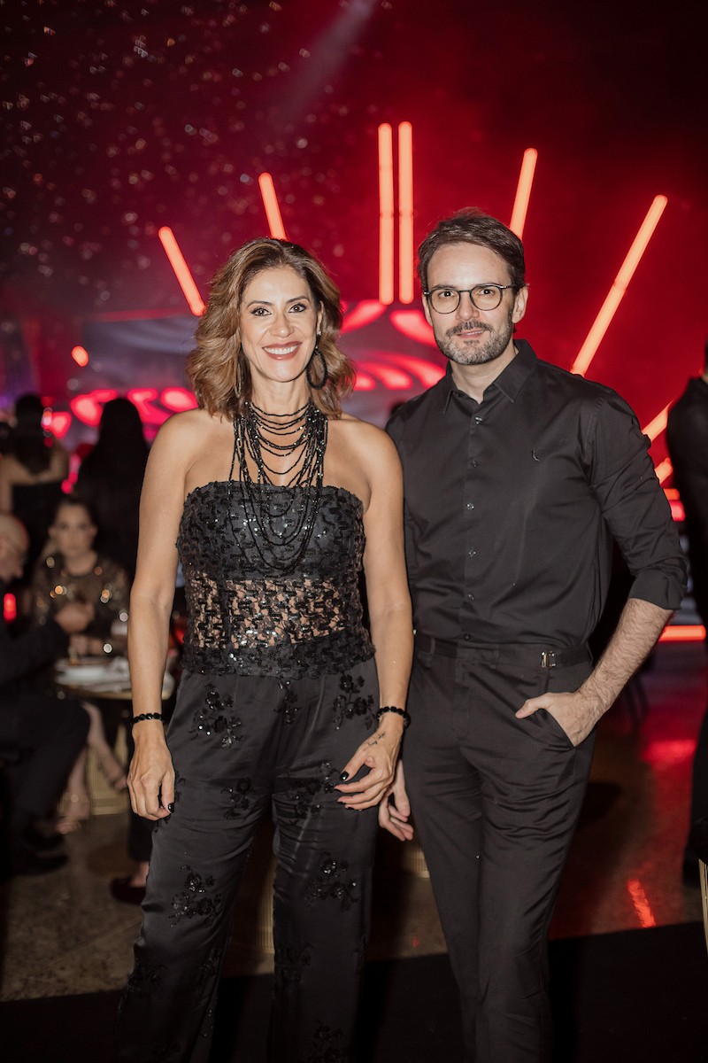 César Serra festeja a chegada dos 60 anos em noite glamourosa e alto astral