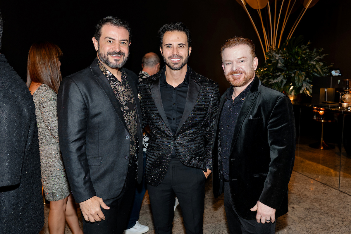 César Serra festeja a chegada dos 60 anos em noite glamourosa e alto astral