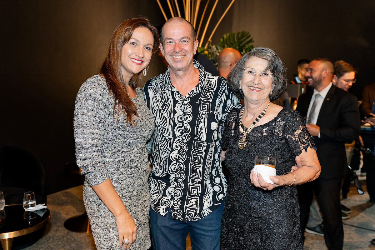 César Serra festeja a chegada dos 60 anos em noite glamourosa e alto astral