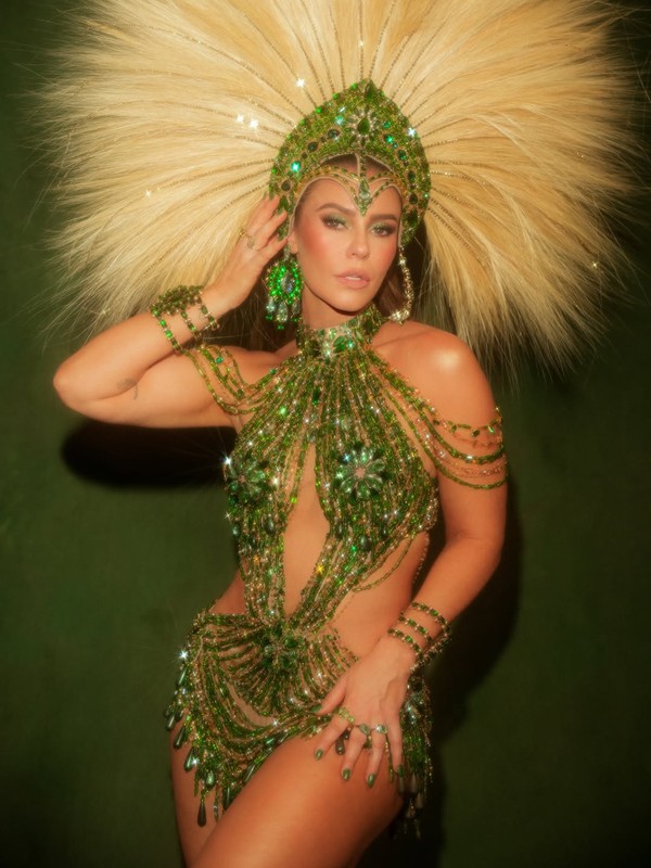 Paolla Oliveira usa verde para coroação como rainha de bateria da Imperatriz Leopoldinense; famosos prestigiam
