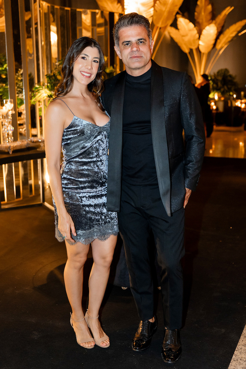 César Serra festeja a chegada dos 60 anos em noite glamourosa e alto astral