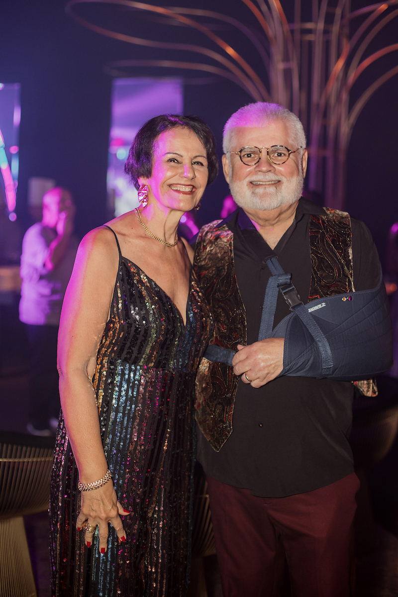 César Serra festeja a chegada dos 60 anos em noite glamourosa e alto astral