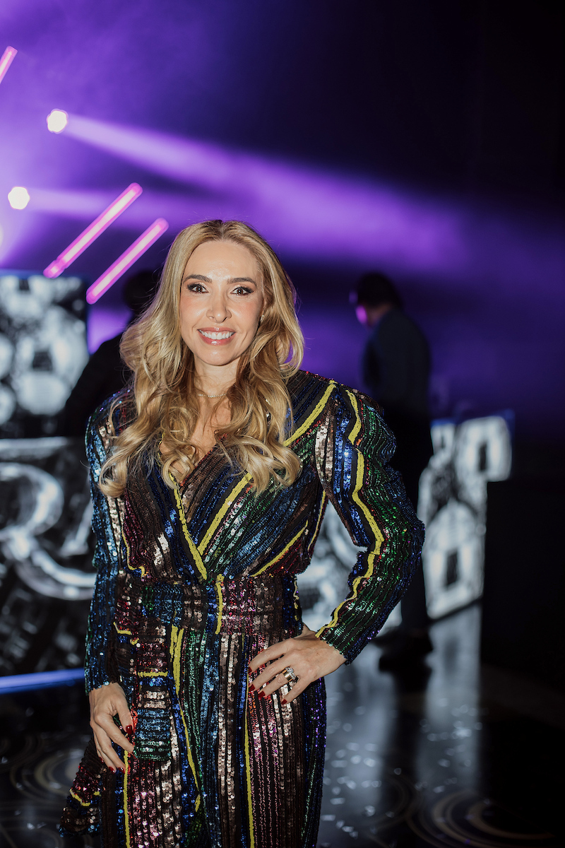César Serra festeja a chegada dos 60 anos em noite glamourosa e alto astral