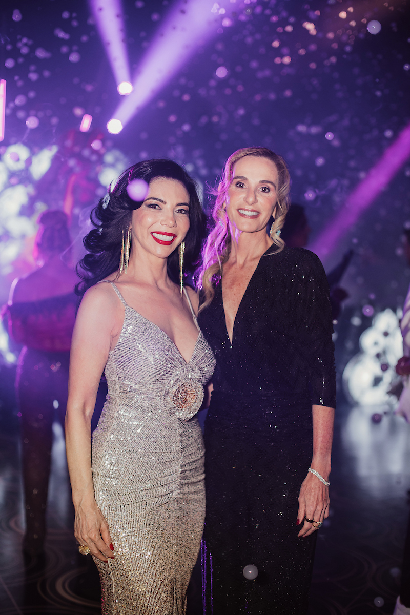 César Serra festeja a chegada dos 60 anos em noite glamourosa e alto astral