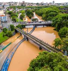 Chuvas atingem várias cidades de São Paulo; na imagem, foto do rio Sorocaba que transbordou neste domingo, 25 Foto: CADU ROLIM/FOTOARENA/ESTADÃO CONTEÚDO