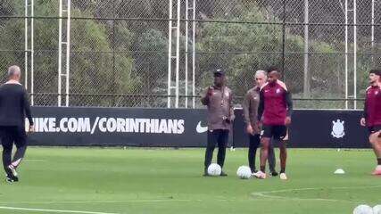 Seedorf dá orientações em primeiro dia de treino no Corinthians