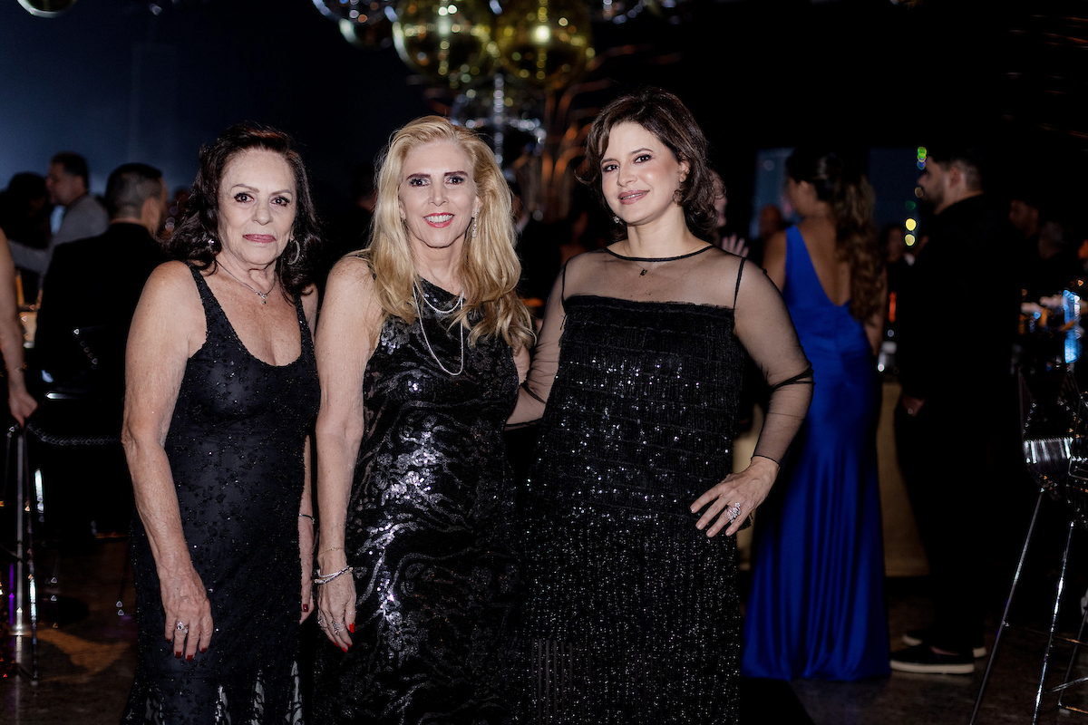 César Serra festeja a chegada dos 60 anos em noite glamourosa e alto astral