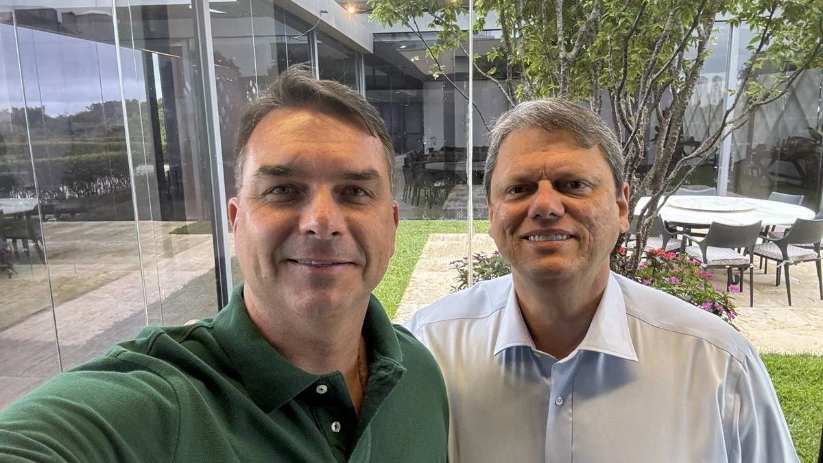 Em Brasília, Tarcísio reforça preparação de Flávio para debate pelo 2° dia