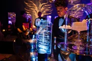 César Serra festeja a chegada dos 60 anos em noite glamourosa e alto astral