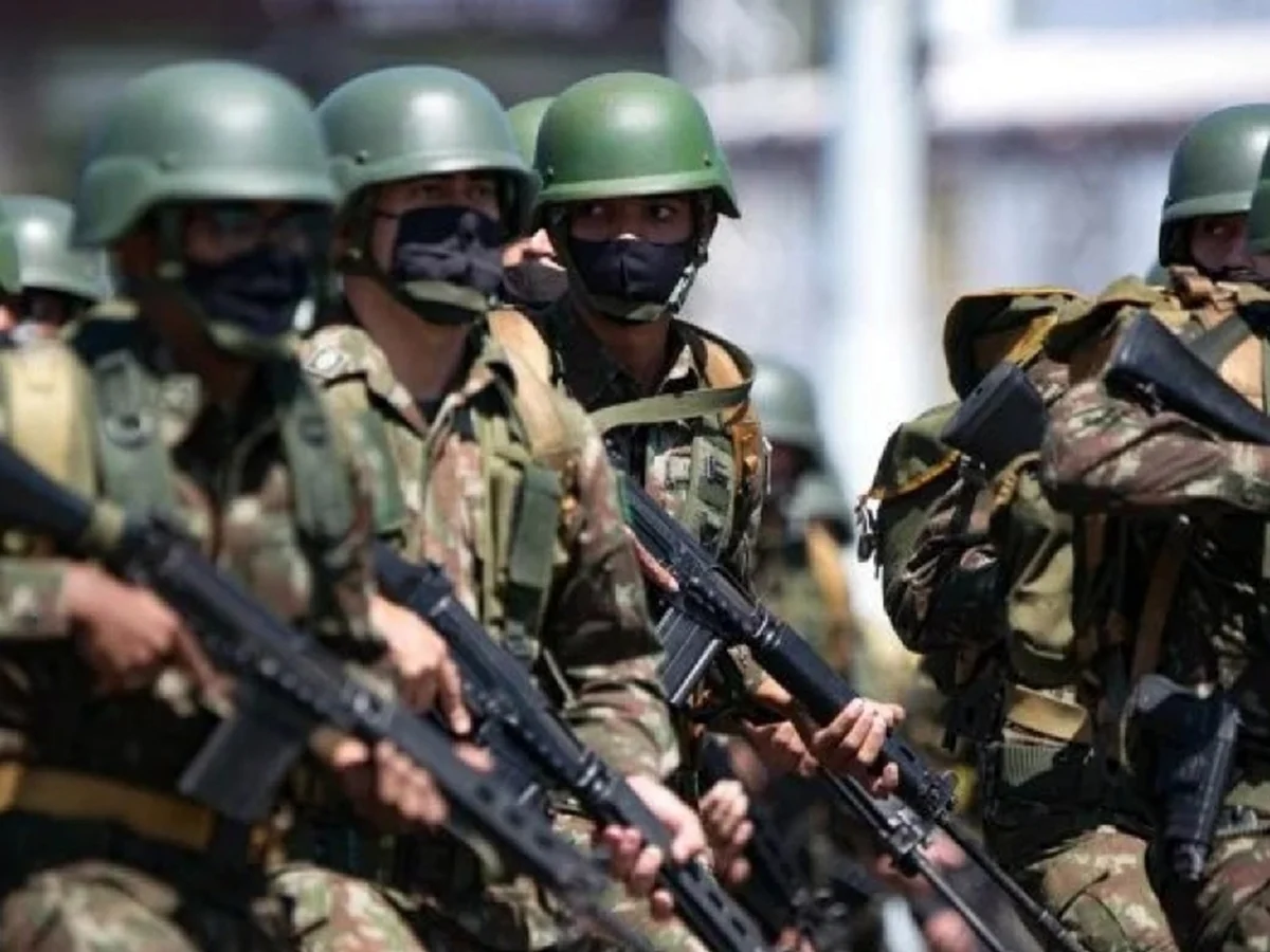 Militares com um olho na direita e outro no Tio Sam (por Felipe Sampaio)