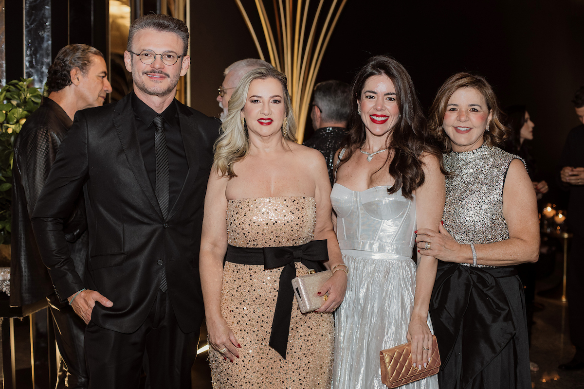 César Serra festeja a chegada dos 60 anos em noite glamourosa e alto astral