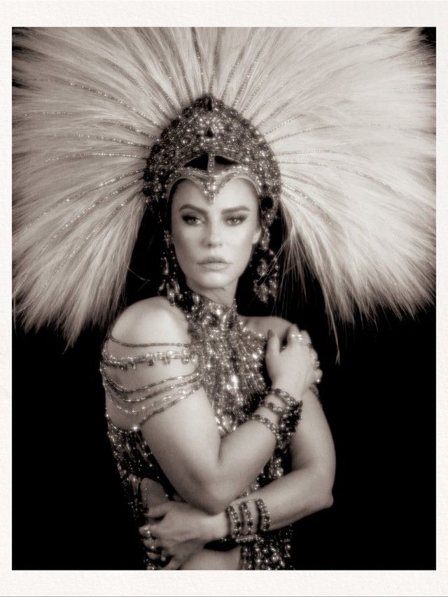 Paolla Oliveira usa verde para coroação como rainha de bateria da Imperatriz Leopoldinense; famosos prestigiam