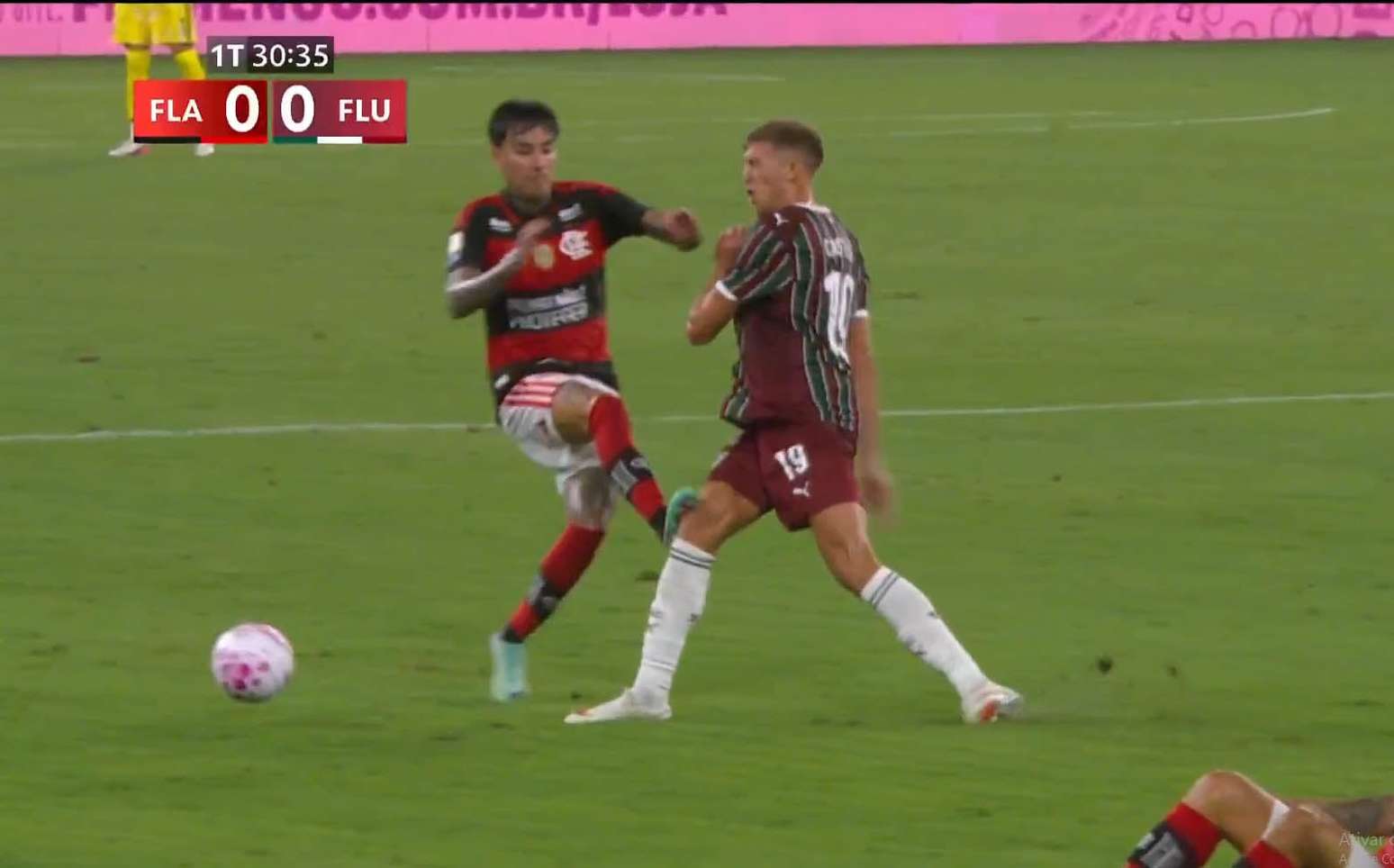 O lance da reclama&ccedil;&atilde;o do Fluminense neste domingo &ndash;