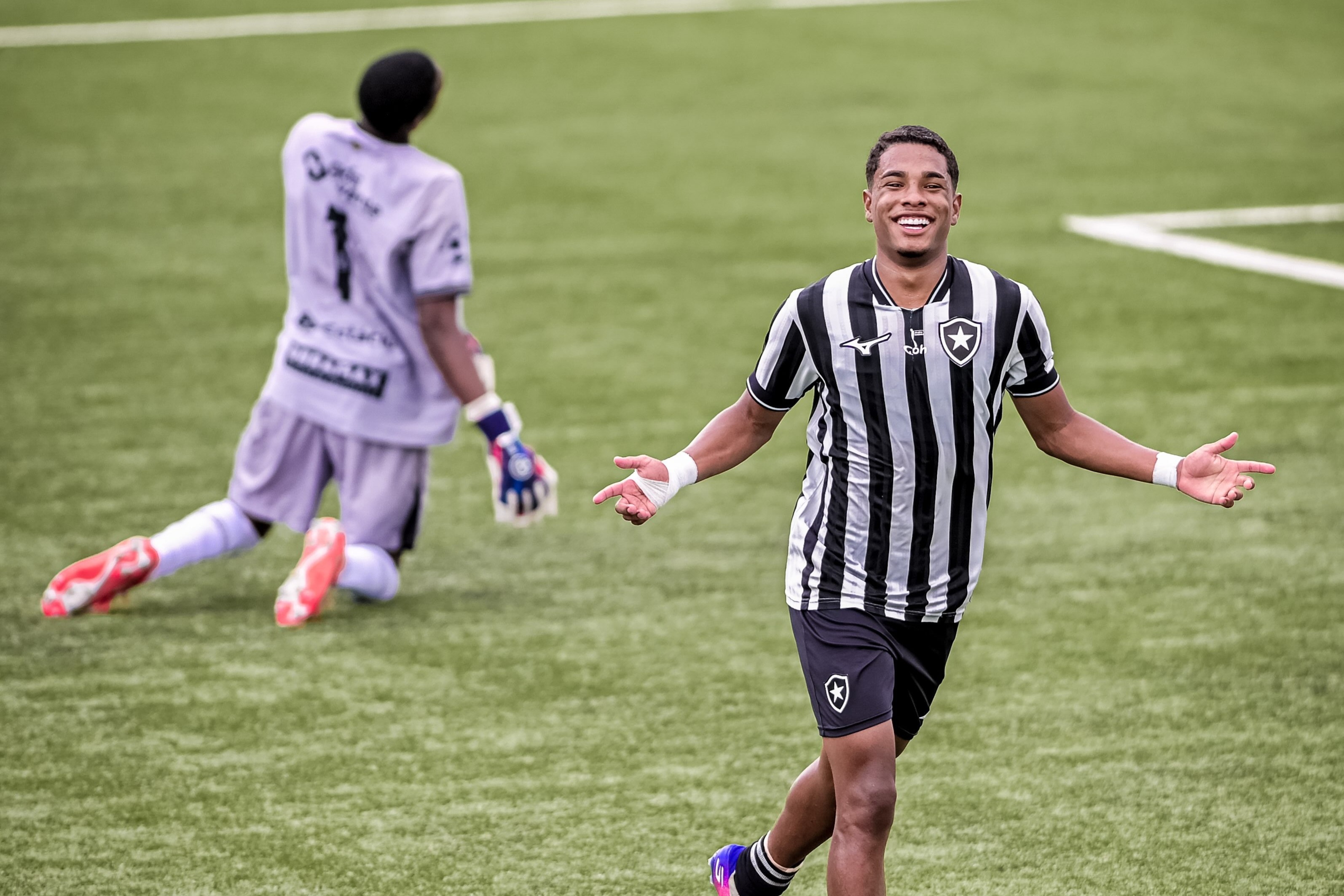 Conheça a joia do Botafogo com multa de meio bilhão de reais e quase 40 participações em gols no ano