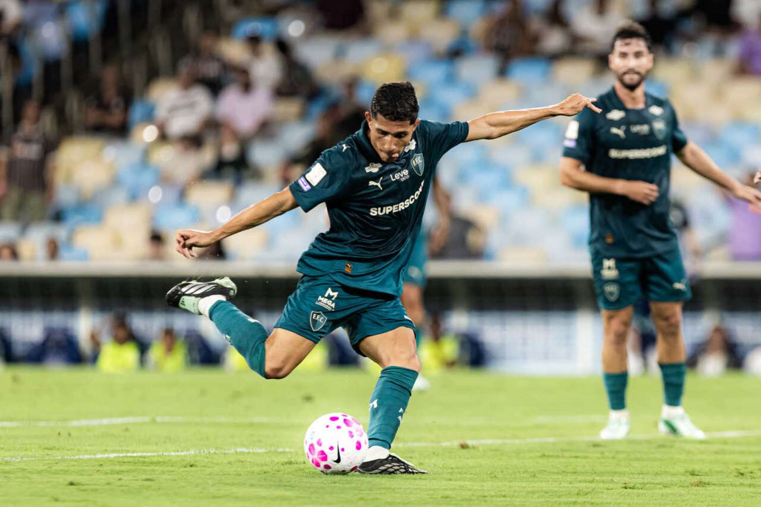 Savarino foi o dono da noite no Maracan&atilde; com tr&ecirc;s gols &ndash;