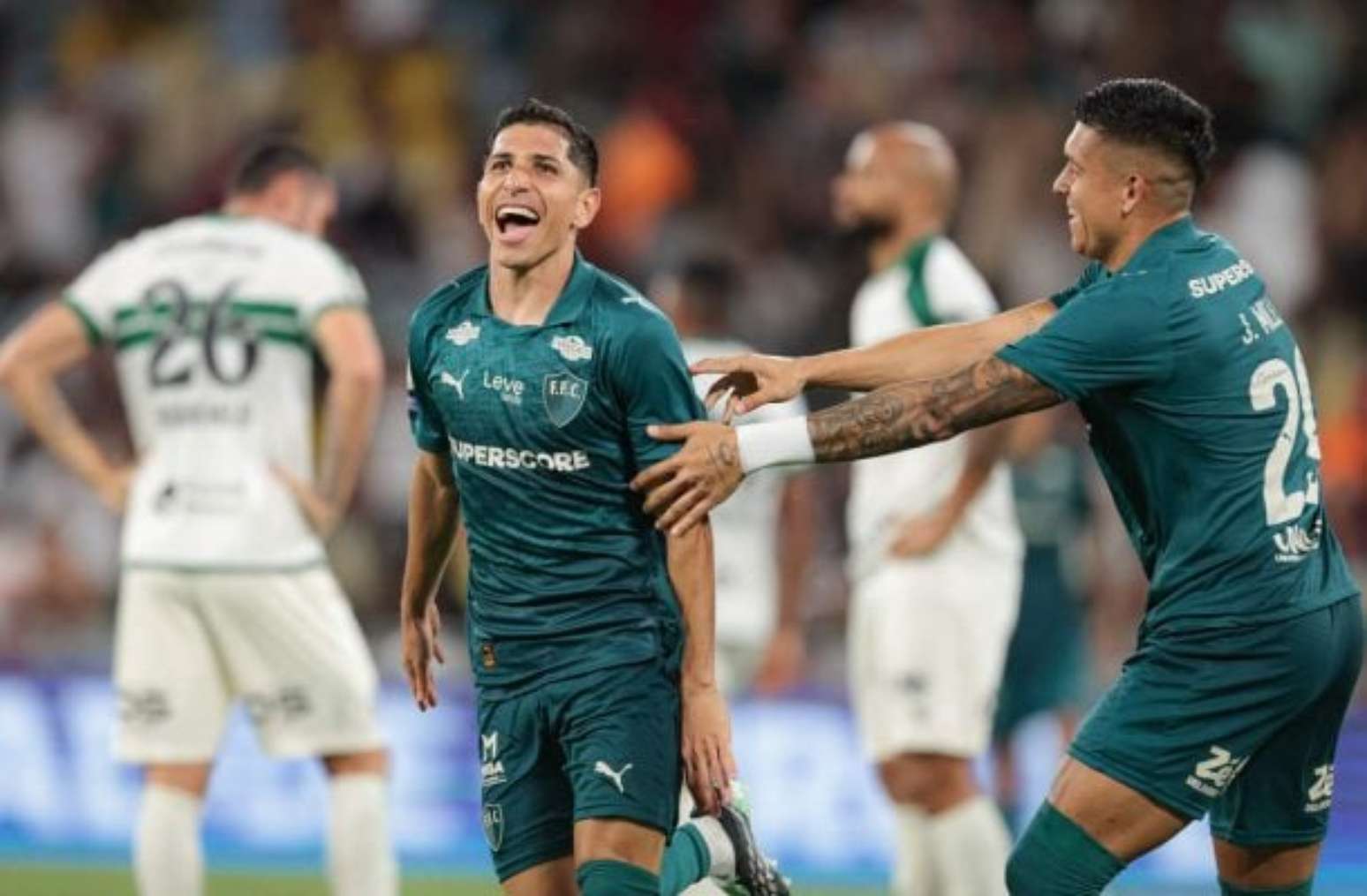 Savarino foi o dono da noite no Maracan&atilde; com tr&ecirc;s gols &ndash;