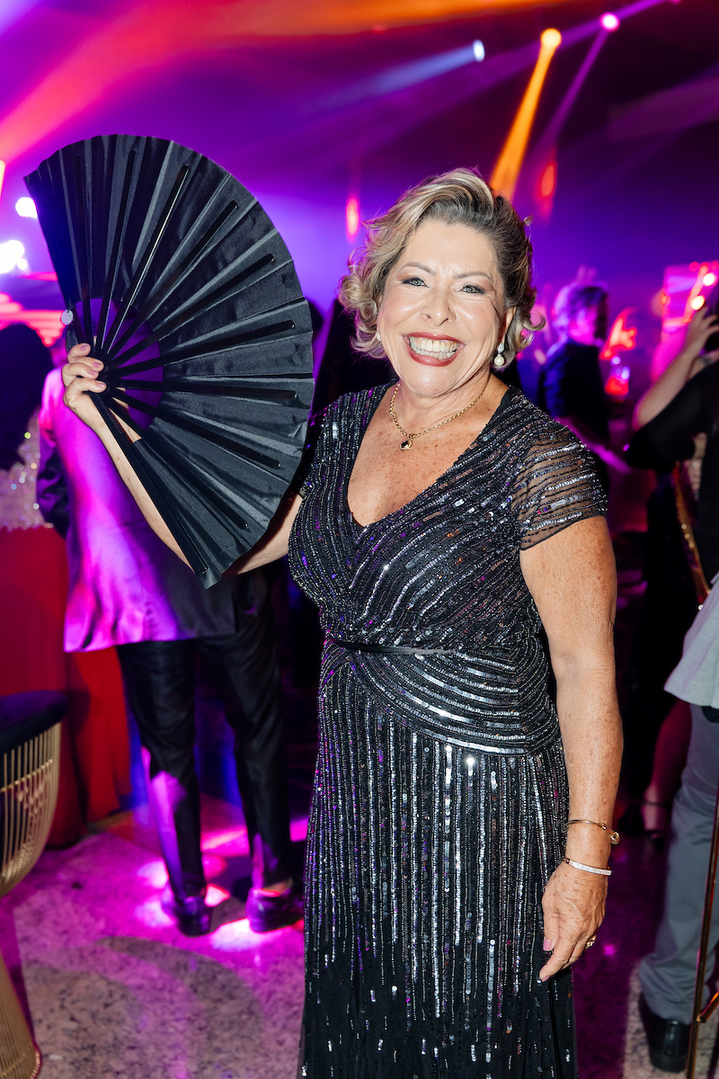 César Serra festeja a chegada dos 60 anos em noite glamourosa e alto astral