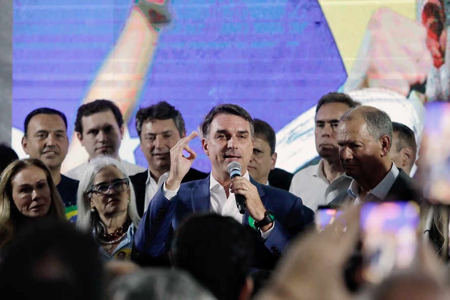 Flávio Bolsonaro recua e diz que vai ao debate da Band após Lula confirmar presença