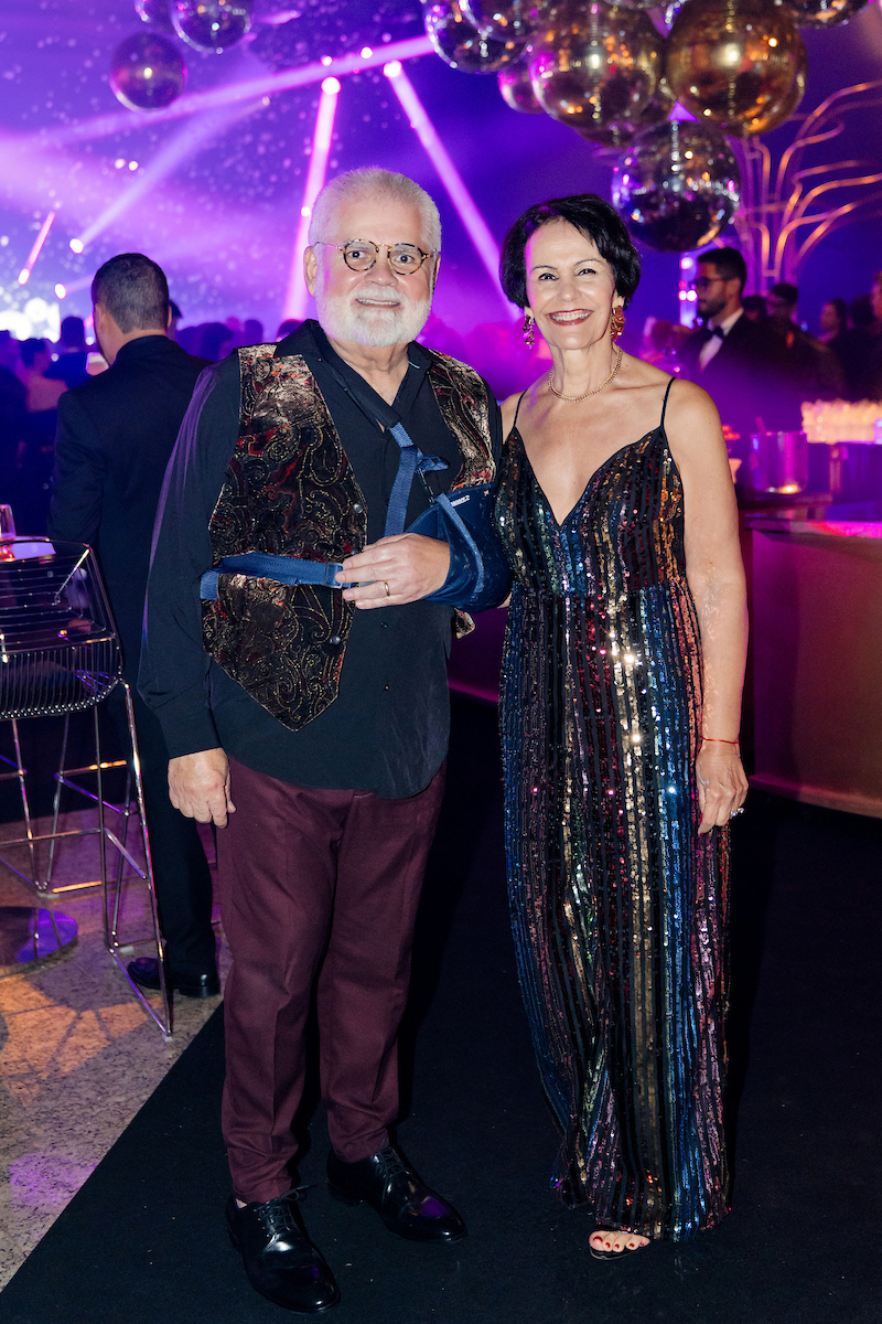 César Serra festeja a chegada dos 60 anos em noite glamourosa e alto astral