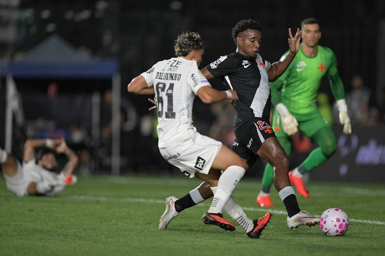 Seedorf se guia pelo medo e leva Corinthians à zona de rebaixamento com derrota para o Vasco