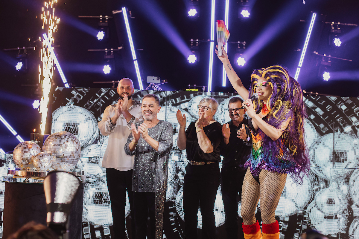 César Serra festeja a chegada dos 60 anos em noite glamourosa e alto astral