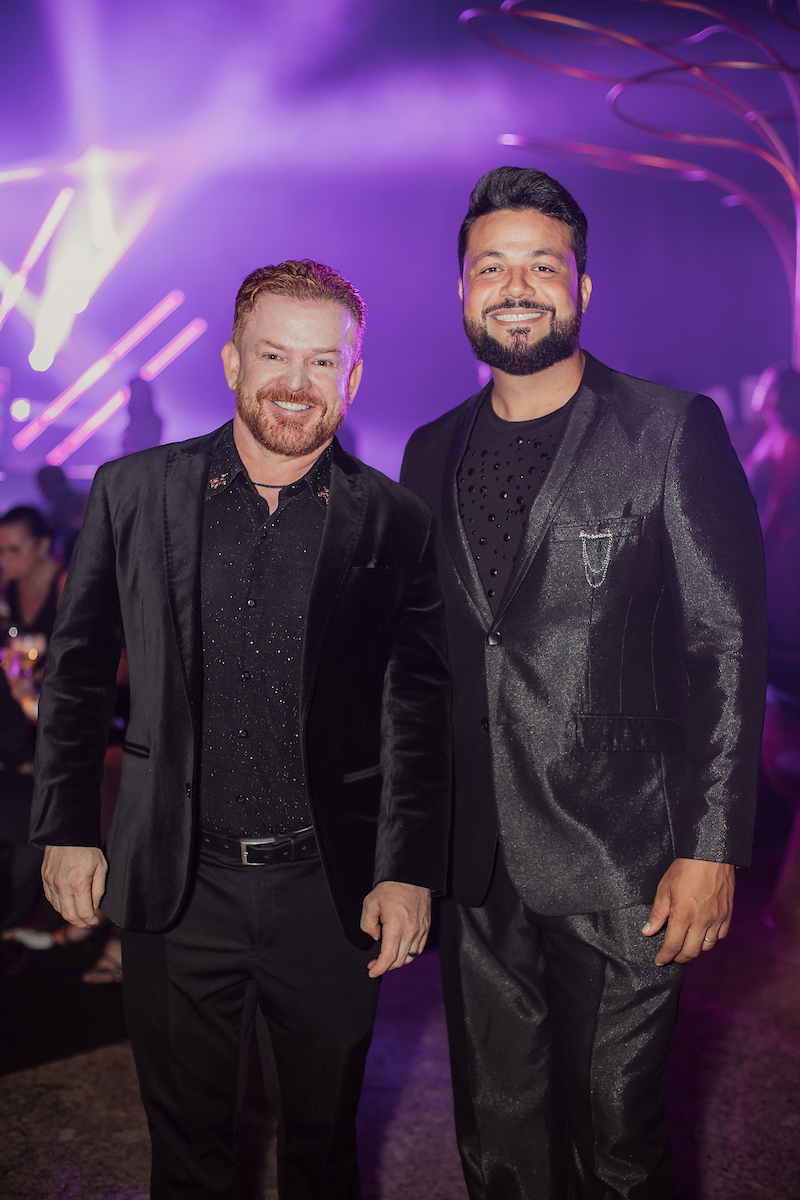 César Serra festeja a chegada dos 60 anos em noite glamourosa e alto astral