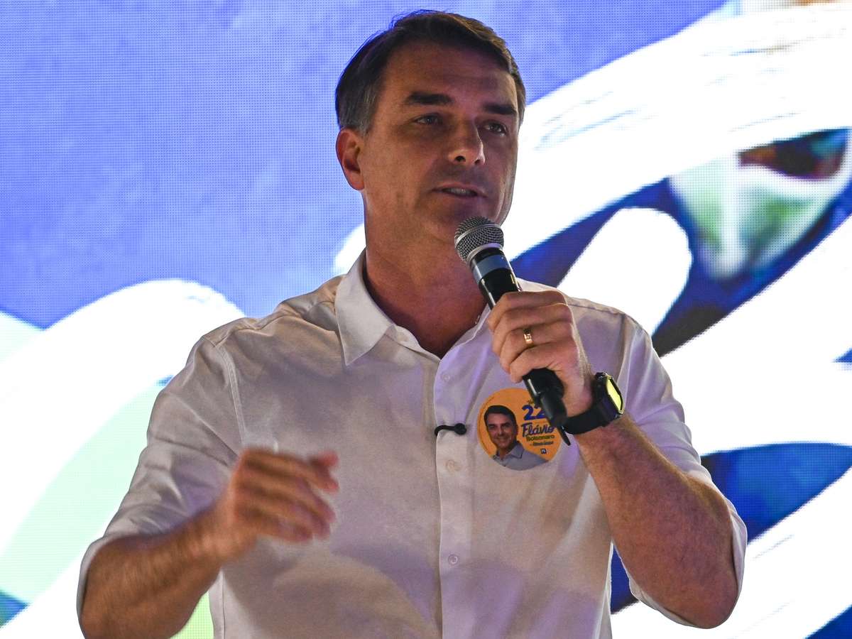 Flávio repete que manterá reajuste do salário mínimo e Bolsa Família caso eleito