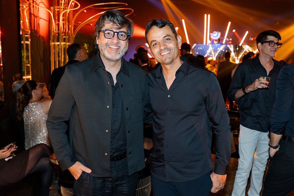 César Serra festeja a chegada dos 60 anos em noite glamourosa e alto astral