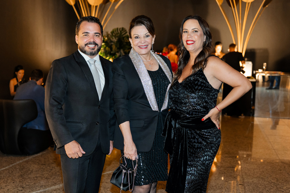 César Serra festeja a chegada dos 60 anos em noite glamourosa e alto astral