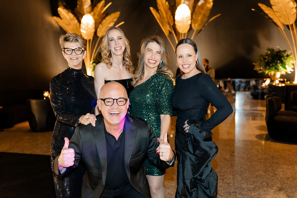 César Serra festeja a chegada dos 60 anos em noite glamourosa e alto astral