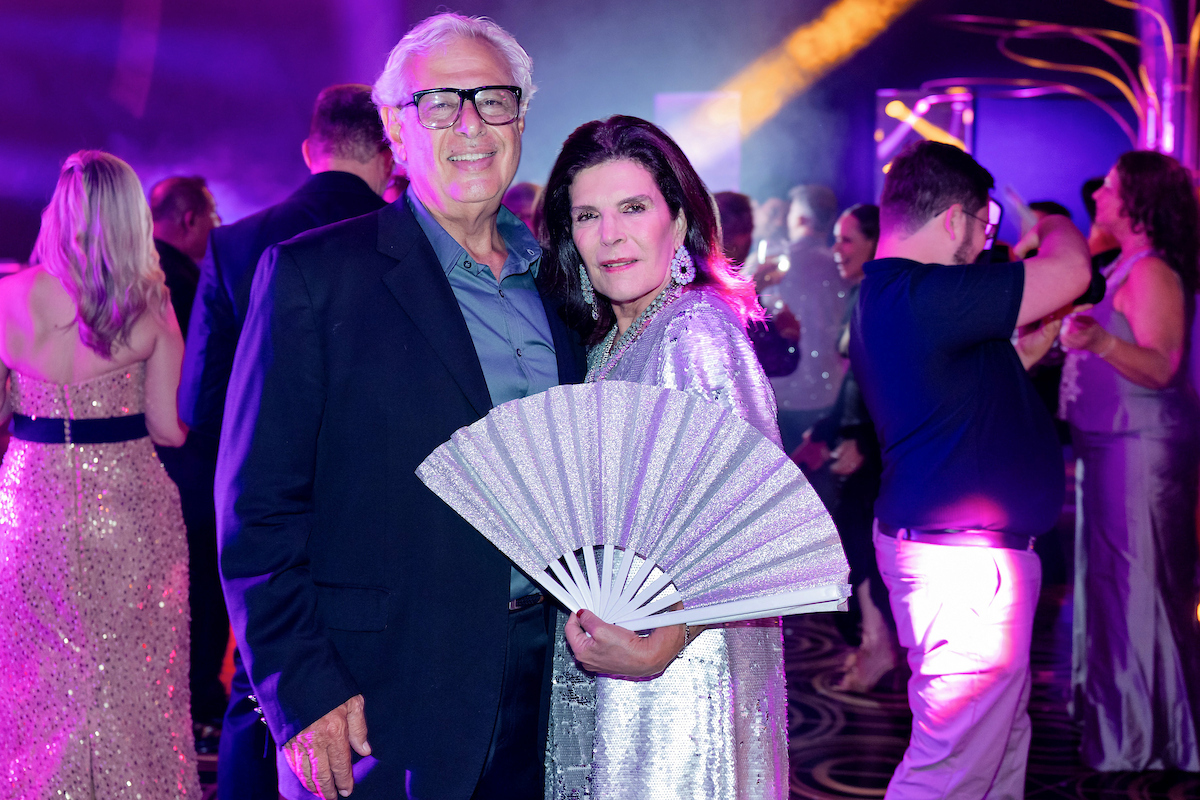 César Serra festeja a chegada dos 60 anos em noite glamourosa e alto astral